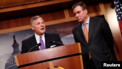 Senator Richard Burr (kanan), didampingi Senator Mark Warner (D-VA), memaparkan perkembangan terbaru mengenai penyelidikan tentang keterlibatan Rusia dalam pemilu AS 2016, di Gedung Capitol, Washington, 4 Oktober 2017.