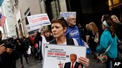 Quelques personnes manifestent pour prévenir la violence armée, devant la tour Trump, immueble du candidat présidentiel républicain Donald Trump, 16 mars 2016, à New York.