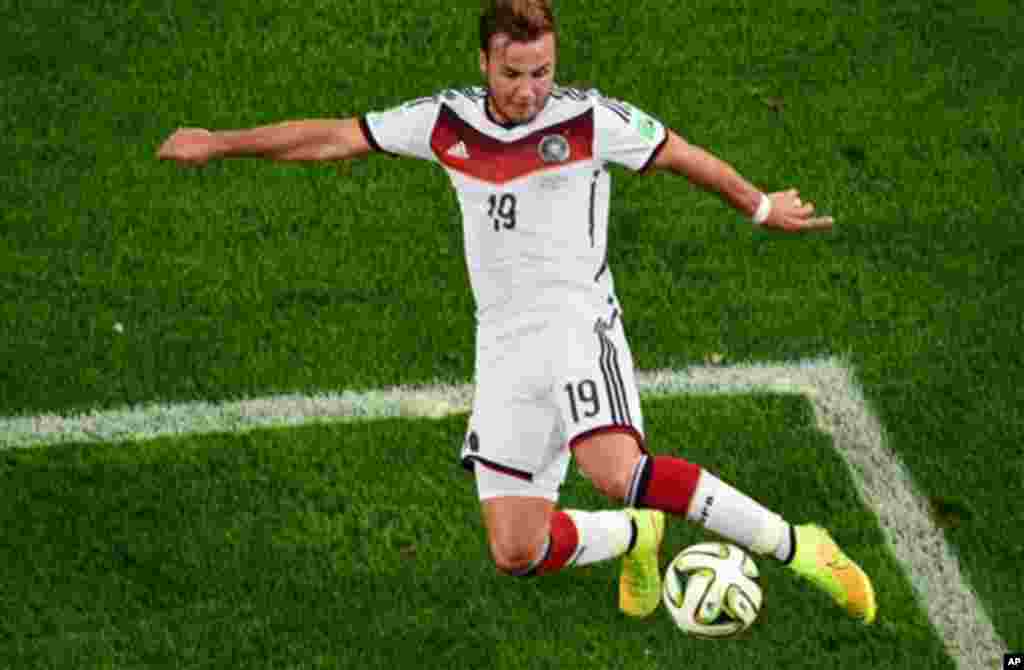 Germany's Mario Goetze scores his side's first goal during the World Cup final soccer match between Germany and Argentina at the Maracana Stadium in Rio de Janeiro, Brazil, Sunday, July 13, 2014. (AP Photo/Francois Xavier Marit, Pool)