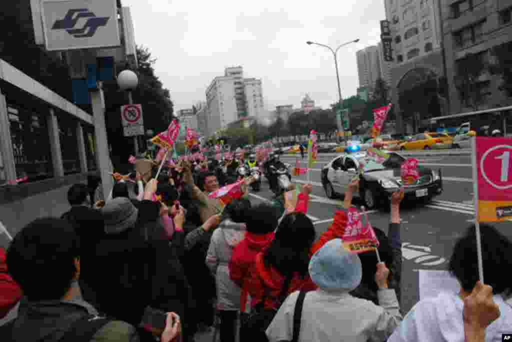 大批蔡英文支持者在台北市街頭向她的掃街車隊揮手