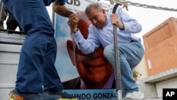 Edmundo González Urrutia, a quien la oposición identifica como presidente electo de Venezuela, sube a un camión durante una manifestación de calle en Caracas, el 30 de julio de 2024.