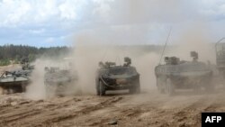 FILE - Tentara mengambil bagian dalam latihan militer bilateral Lituania-Jerman 'Griffin Storm' di Area Pelatihan Jenderal Silvestras Zukauskas di Pabrade, Lituania pada 26 Juni 2023. (PETRAS MALUKAS/AFP)