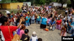 Familiares de reclusos protestan en el exterior de la penitenciaría de Los Llanos después de un motín carcelario que dejó decenas de muertos en medio de la pandemia de coronavirus en Guanare, Venezuela, el 2 de mayo de 2020.