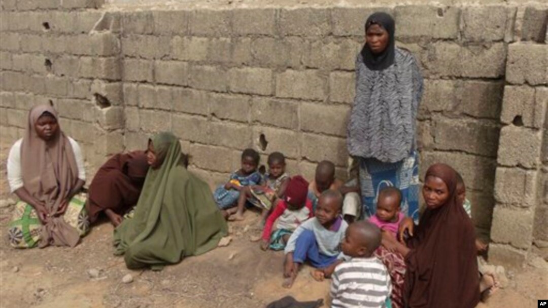 Anak-anak dan istri dari mereka yang diduga anggota sekte Boko Haram di Nigeria, menyusul penggerebekan di Kano. (Foto: Dok)