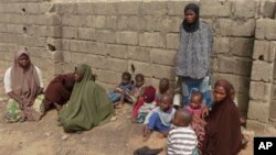 나이지리아 북부 카노 시의 여성과 아이들. (자료사진)