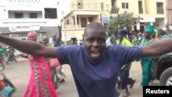 Des partisans du président Yahya Jammeh devant la Cour suprême à Banjul, Gambie, 10 janvier 2017.