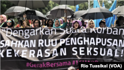 Ratusan orang, perempuan dan laki-laki dari berbagai kelompok, turun ke jalan-jalan protokol di Jakarta mendesak pengesahan RUU P-KS, 8 Desember 2018. (Foto: VOA/Rio Tuasikal)