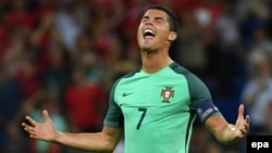 Cristiano Ronaldo célèbre après la victoire du Portugal, son équipe, en match de demi-finale de l’Euro 2016 contre le Pays de Galles, au Stade de Lyon à Lyon, France, 06 Juillet 2016. epa/ FILIP SINGER