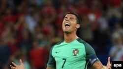 Cristiano Ronaldo célèbre après la victoire du Portugal, son équipe, en match de demi-finale de l’Euro 2016 contre le Pays de Galles, au Stade de Lyon à Lyon, France, 06 Juillet 2016. epa/ FILIP SINGER