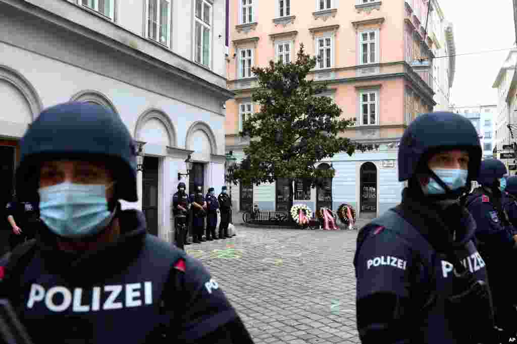 총기사건이 발생한 오스트리아 빈의 유대교 회당 근방을 무장 경찰이 지키고 있다. 이슬람 극단주의 무장단체 IS 단원으로 추정되는 용의자를 포함해 5명이 사망하고 20여명이 부상을 입었다. 