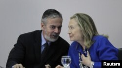 El Canciller de Brasil, Antonio Patriota, conversa con la secretaria de Estado, Hillary Clinton, en Washington.