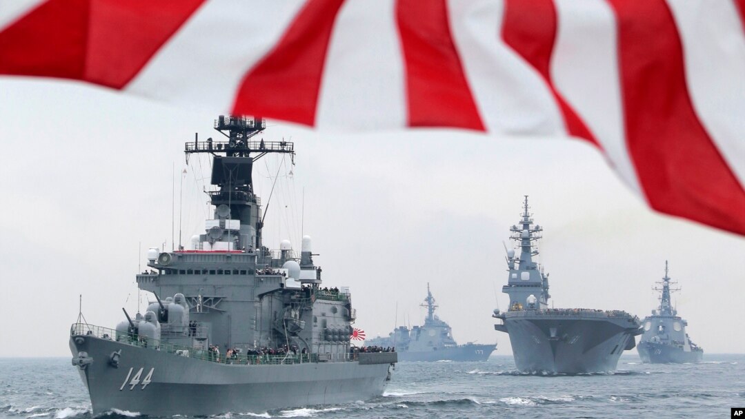 日本海上自衛隊護衛艦鞍馬號率其他船隻在東京以南海域舉行艦隊檢閱。（2012年10月14日）