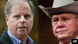 Les deux candidats en Alabama, le démocrate Doug Jones à gauche et le républicain Roy Moore, soutenu par le président américain, à droite.