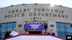 O candidato republicano à vice-presidência, Sen. JD Vance, R-Ohio, fala num evento de campanha no Departamento de Polícia de Shelby Township, quarta-feira, 7 de agosto de 2024, em Shelby Township, Michigan.