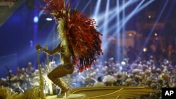 Una bailarina en la escuela de samba Uniao baila en una carroza durante las celebraciones del Carnaval de Río de Janeiro, el lunes, 27 de febrero, de 2017.