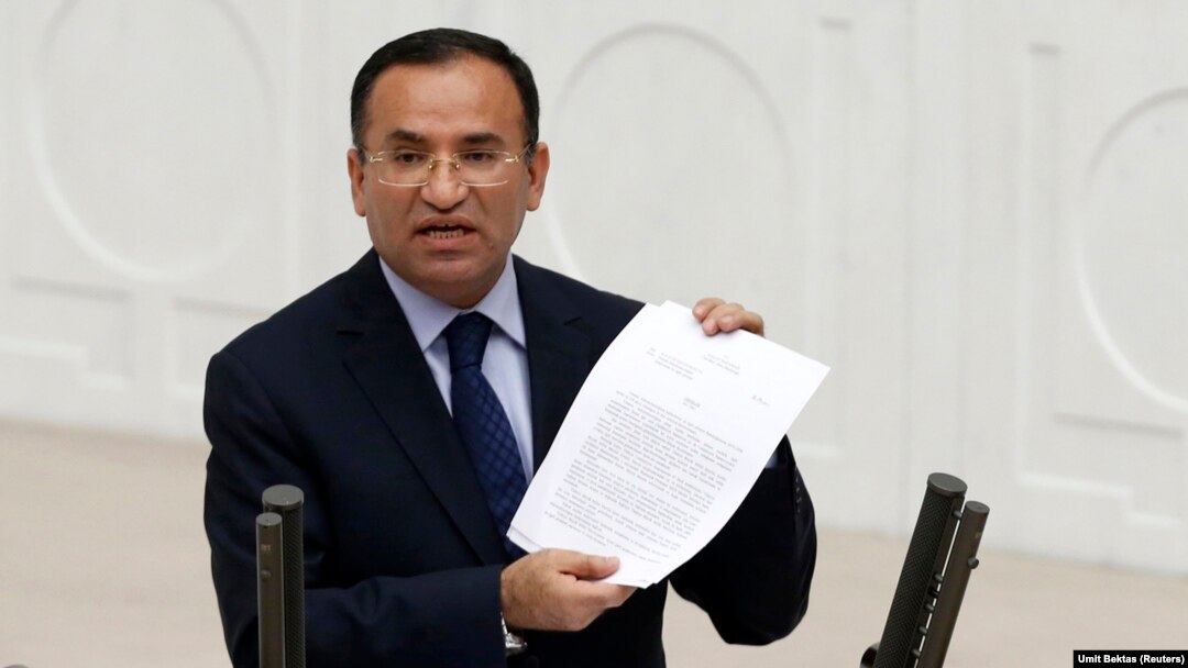 ARSIP - Menteri Kehakiman Turki, Bekir Bozdag, berbicara di depan Parlemen Turki selama debat di Ankara tanggal 19 Maret 2014 (foto: REUTERS/Umit Bektas)
