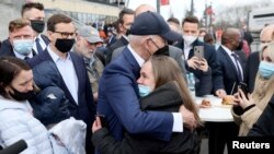 拜登總統在波蘭訪問時將訪問一座接待烏克蘭難民的難民接待中心並將就向烏克蘭提供援助問題發表重要講話。