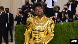 Le rappeur américain Lil Nas X arrive pour le Met Gala 2021 au Metropolitan Museum of Art le 13 septembre 2021 à New York.