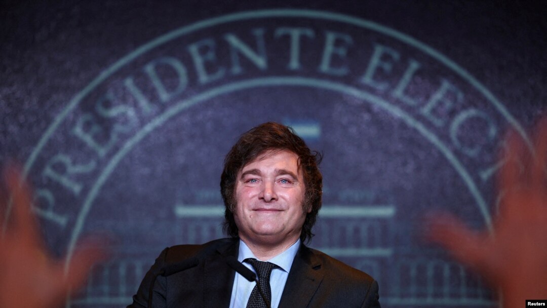 Presiden baru Argentina Javier Milei menyapa para pendukungnya di Buenos Aires, pada 19 November 2023. (Foto: Reuters/Agustin Marcarian)