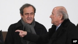 Le président de l'UEFA, sous le coup d'une suspension, Michel Platini, à gauche et le président démissionnaire de la FIFA Sepp Blatter, également suspendu, 16 décembre 2014.