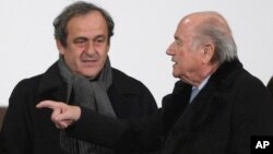 Presiden UEFA Michel Platini (kiri) dan Presiden FIFA Sepp Blatter berbicara dalam sebuah pertemuan Desember tahun lalu (foto: dok). Platini dan Blatter mendapat hukuman skors 90 hari dari FIFA.