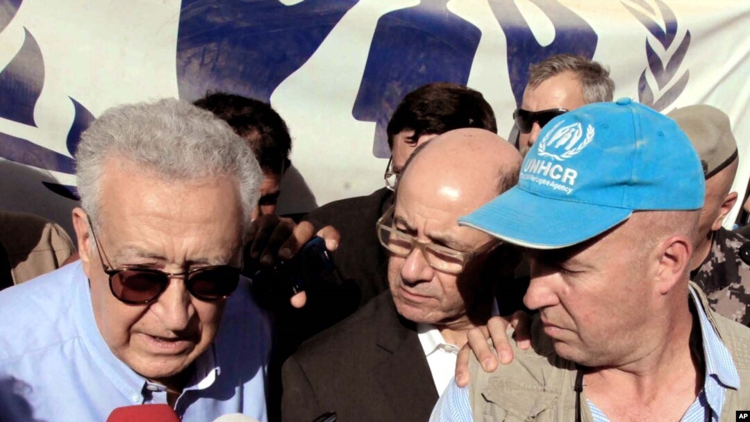 Lakhdar Brahimi, utusan PBB dan Liga Arab untuk Suriah (kiri) di Kemah Penampungan Pengungsi Zaatari di Mafraq, Jodan (Foto: dok). Brahimi bertemu Sekjen PBB, Ban Ki-moon menjelang sidang umum PBB guna membahas solusi penyelesaian konflik berkepanjangan di Suriah.