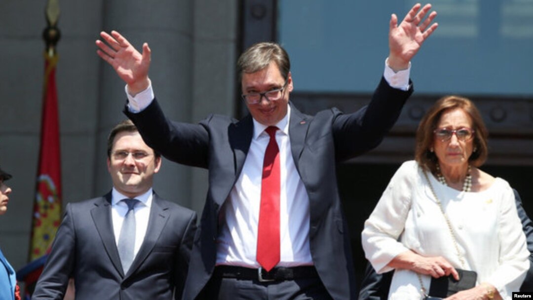 Presiden baru Serbia, Aleksandar Vucic, melambai kepada para pendukungnya usai upacara pelantikan di Beograd, Rabu (31/5). 