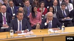 James Murdoch (kiri) bersama ayahnya, Rupert Murdoch saat memberikan keterangan di depan komisi penyelidik parlemen Inggris di London (19/7).