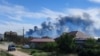 克里米亞半島諾沃費多里夫卡附近的俄軍基地發生爆炸後升起濃煙。 (2022年8月9日)