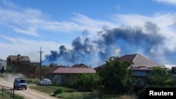 克里米亚半岛诺沃费多里夫卡附近的俄军基地发生爆炸后升起浓烟。(2022年8月9日)