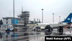 Sebuah pesawat sedang parkir di tarmac Bandara Internasional Kabul, di Kabul, Afghanistan, 27 Februari 2024. (Foto: Wakil Kohsar/AFP)