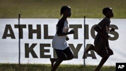 FILE -
Archives - Les athlètes juniors passent devant un panneau de l'athlétisme kenyan lors d'une course à Eldoret, dans l'ouest du Kenya, le 31 janvier 2016.