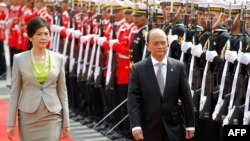 Tổng thống Miến Ðiện Thein Sein và Thủ tướng Thái Lan Yingluck Shinawatra duyệt hàng quân danh dự tại Bangkok, ngày 23/7/2012