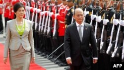 Presiden Burma Thein Sein (kanan) didampingi PM Thailand Yingluck Shinawatra (kiri), disambut dengan upacara penghormatan setibanya di Bangkok (23/7).