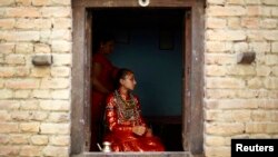 Kumari Samita Bajracharya terlihat dari jendela rumahnya di Lalitpur, Nepal. (Foto: Dok)