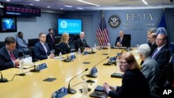 El presidente Joe Biden participa en una sesión informativa sobre la próxima temporada de huracanes en el Atlántico, en la sede de FEMA, el lunes 24 de mayo de 2021, en Washington. 