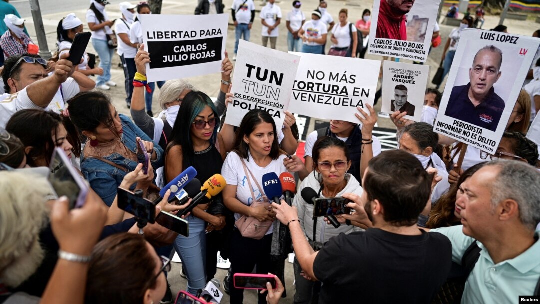 ARCHIVO - El 9 de diciembre de 2024, familiares de Carlos Valecillo, detenido durante las protestas contra los resultados de las elecciones presidenciales en Venezuela, se manifestaron frente a la sede del Ministerio Público en Caracas. 