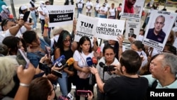 ARCHIVO - El 9 de diciembre de 2024, familiares de Carlos Valecillo, detenido durante las protestas contra los resultados de las elecciones presidenciales en Venezuela, se manifestaron frente a la sede del Ministerio Público en Caracas. 