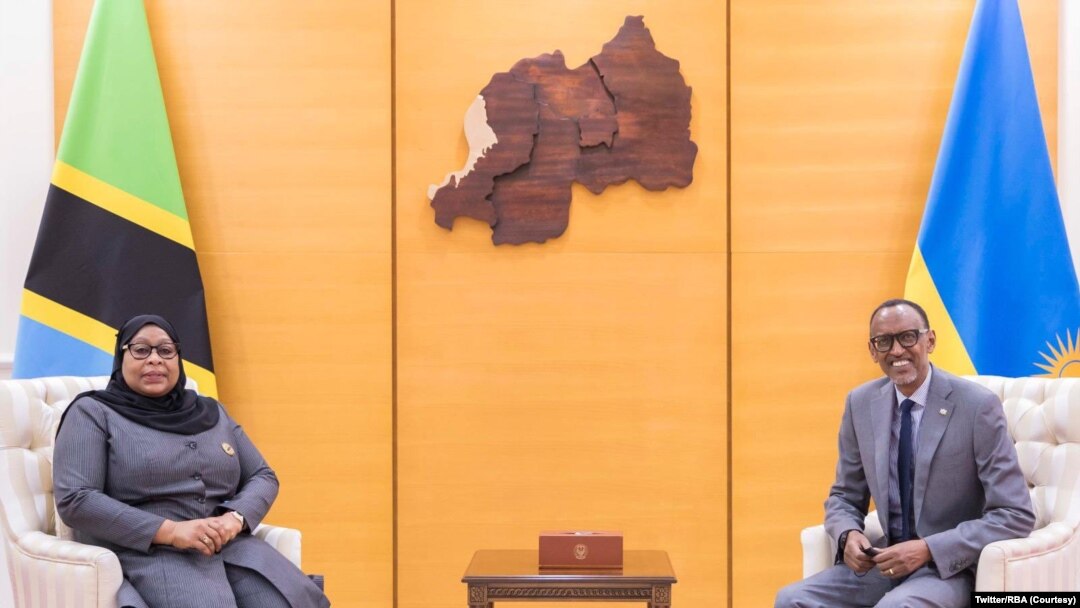 Prezida wa Tanzaniya Samia Suluhu Hassan na Mugenzi we w'u Rwanda Paul Kagame