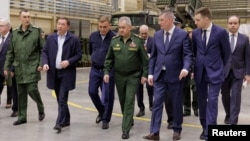俄罗斯国防部长绍伊古参观图拉地区的一处军工综合设施（2023年4月11日）