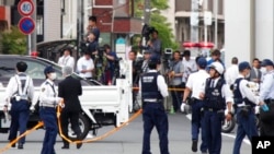 Petugas kepolisian berjaga di lokasi kejadian di mana seorang pria bersenjatakan pisau menyerang penumpang di Kawasaki, dekat Tokyo, Selasa, 28 Mei 2019. Kejadian serupa terjadi di kereta komuter Tokyo pada 31 Oktober. Sebanyak 17 orang ditikam seorang laki-laki. (Foto: AP)