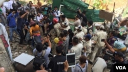 Former residents of the Borei Keila community clashed with security forces during the fifth anniversary of the violent eviction on Tuesday, January 3, 2017. (Kann Vicheika/VOA Khmer)