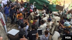 Former residents of the Borei Keila community clashed with security forces during the fifth anniversary of the violent eviction on Tuesday, January 3, 2017. (Kann Vicheika/VOA Khmer)