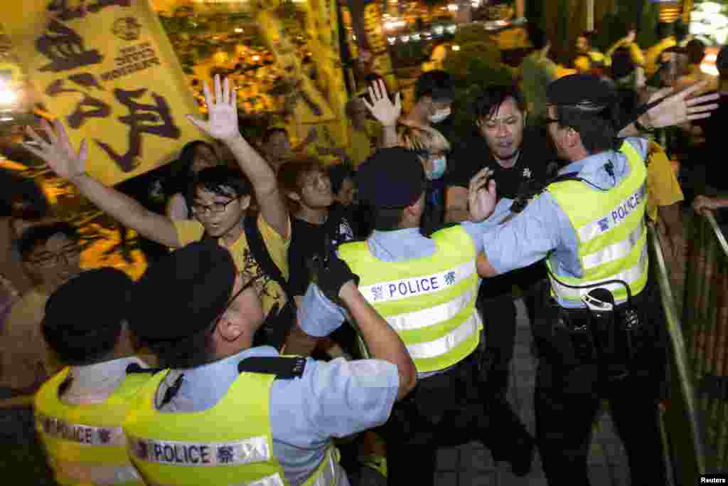 Para aktivis pro-demokrasi bentrok dengan polisi dalam protes di luar hotel tempat Wakil Sekretaris Jenderal Komite Kongres Rakyat Nasional China (NPC) Li Fei menginap di Hong Kong (1/9).