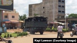 Les forces de l’ordre patrouillent dans les rues de Lomé, Togo, 11 avril 2018. (VOA/Kawi Lawson).