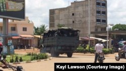 Les forces de l’ordre patrouillent dans les rues de Lomé, Togo, 11 avril 2018. (VOA/Kawi Lawson).