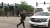 Un agente de policía corre en el lugar del tiroteo durante la caravana del 4 de Julio en Highland Park, Estados Unidos.