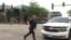 Un agente de policía corre en el lugar del tiroteo durante la caravana del 4 de Julio en Highland Park, Estados Unidos.