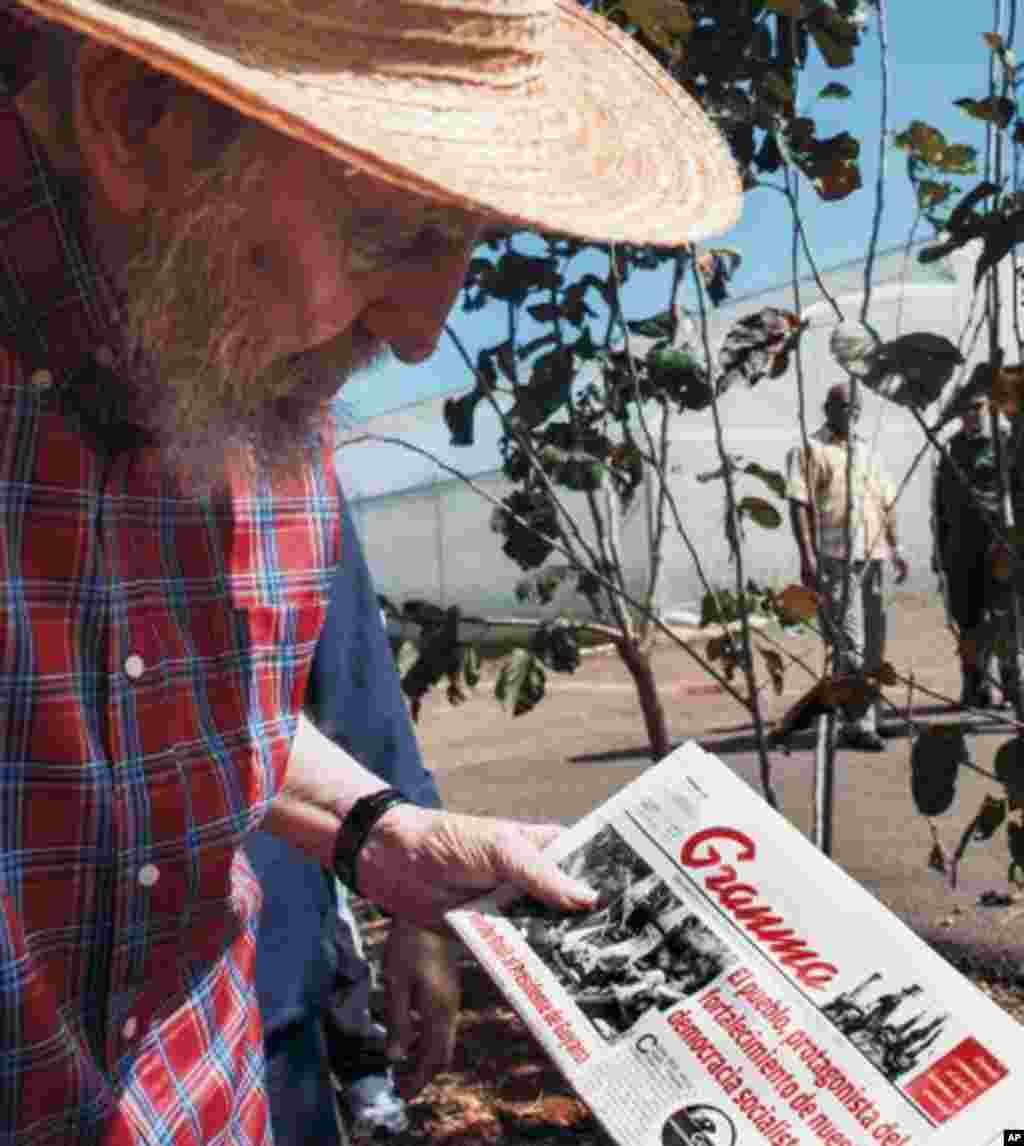 Fidel Castro lee la versi&oacute;n impresa del viernes 19 de octubre del peri&oacute;dico Granma en Cuba. 