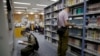 El público consulta libros en la Biblioteca Pública Central de Hong Kong luego de la nueva Ley de Seguridad Nacional, el 6 de julio de 2020.